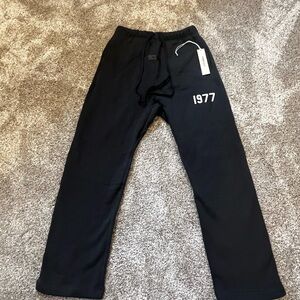 Essentials Iron 1977 Joggers Men’s Large NWT